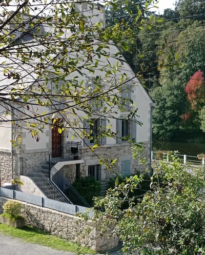 Blavet guesthouse just 10 metres from the river.